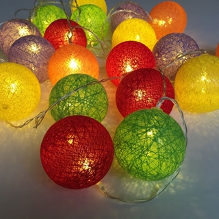 Lyskæde med  bomuldsbolde i forskellige farver